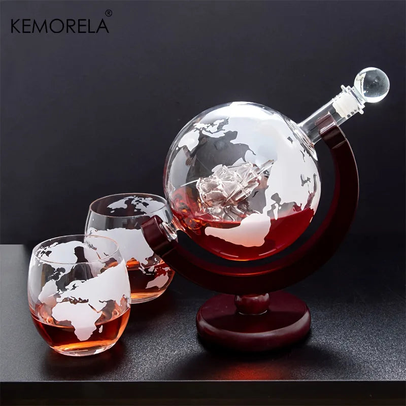 Set Decanter Globo 900ml + 2 Bicchieri Whisky - Supporto Legno, Senza Piombo