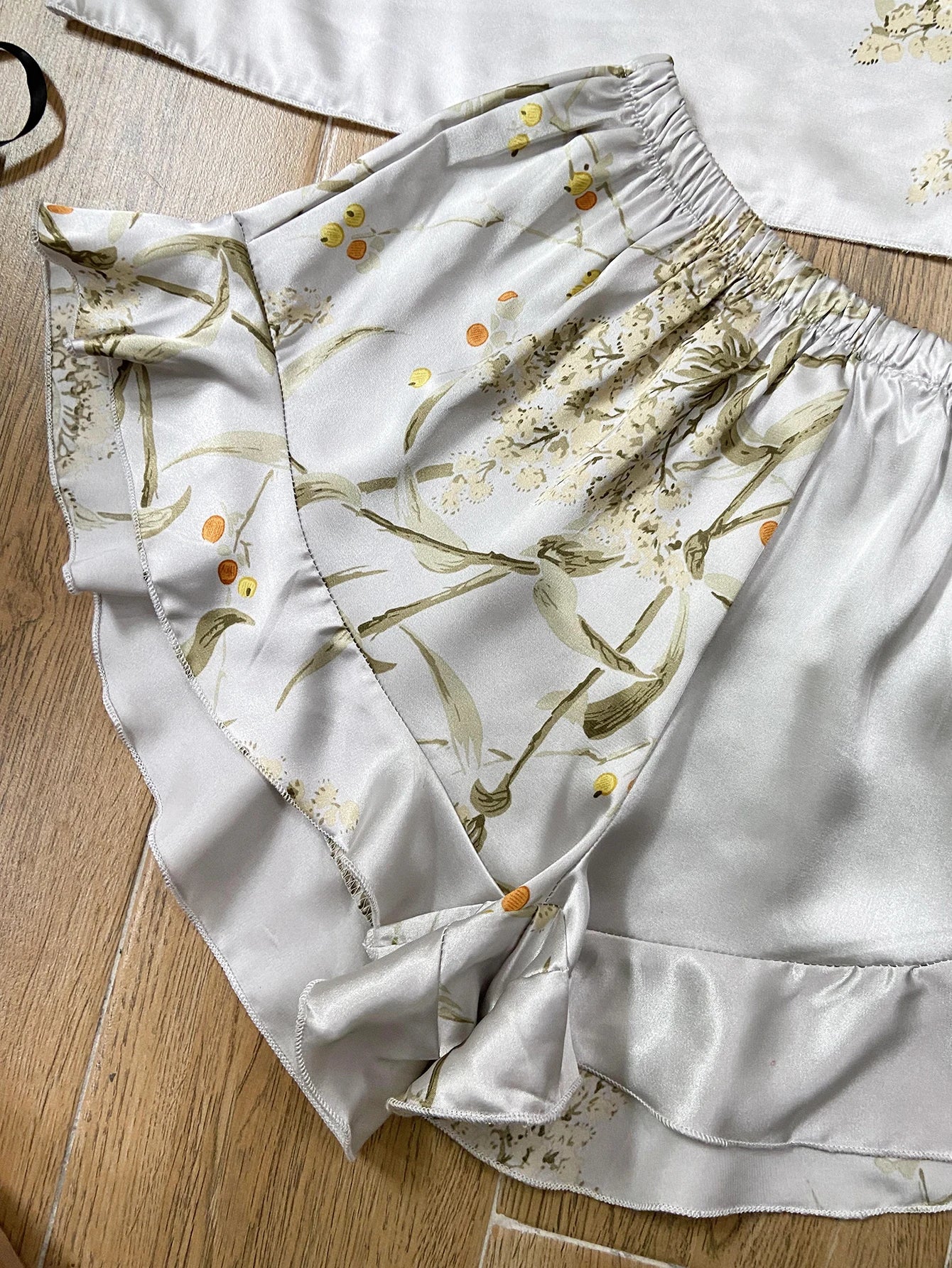 PIGIAMA FIORALE ELEGANTE - Top Cami + Shorts Volant - Loungewear Donna