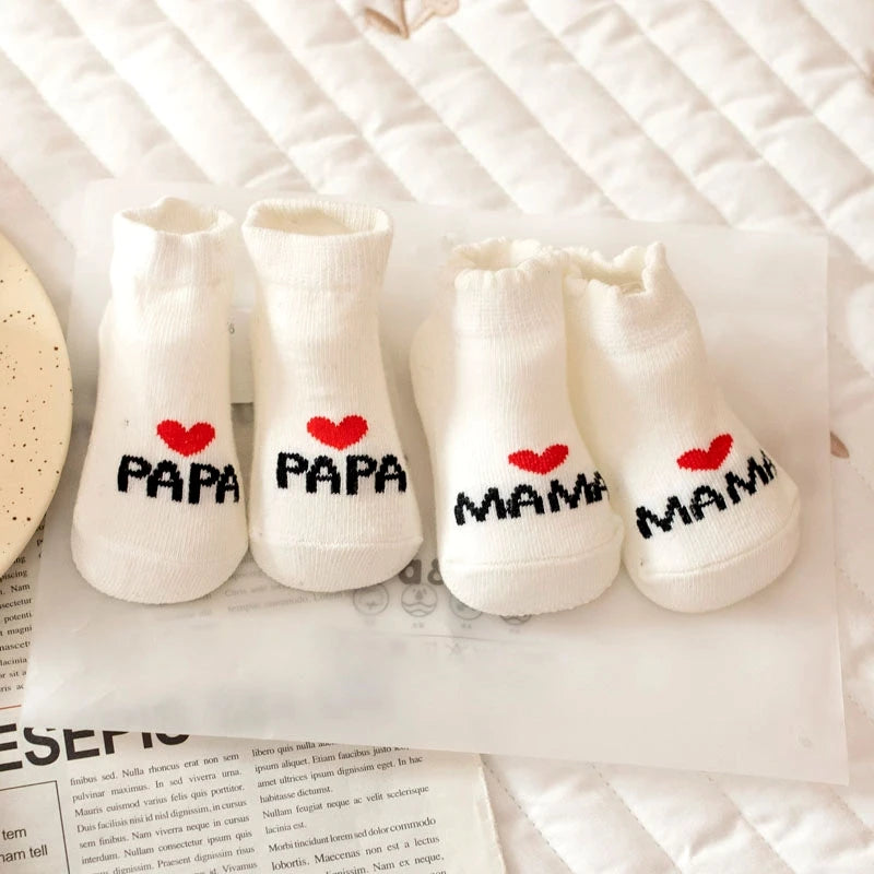 2 Paia di Calzini Neonato "MAMA & PAPA" – Regalo Perfetto per Bebè! 👶❤️