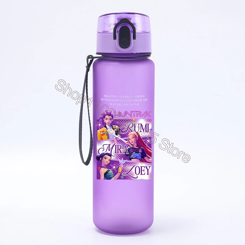 💖 Borraccia KPop Demon Hunters - Cute, Grande Capacità, Design Kawaii!
Perfetta per fan del KPop! Impermeabile, leggera e super trendy. 🎵💦