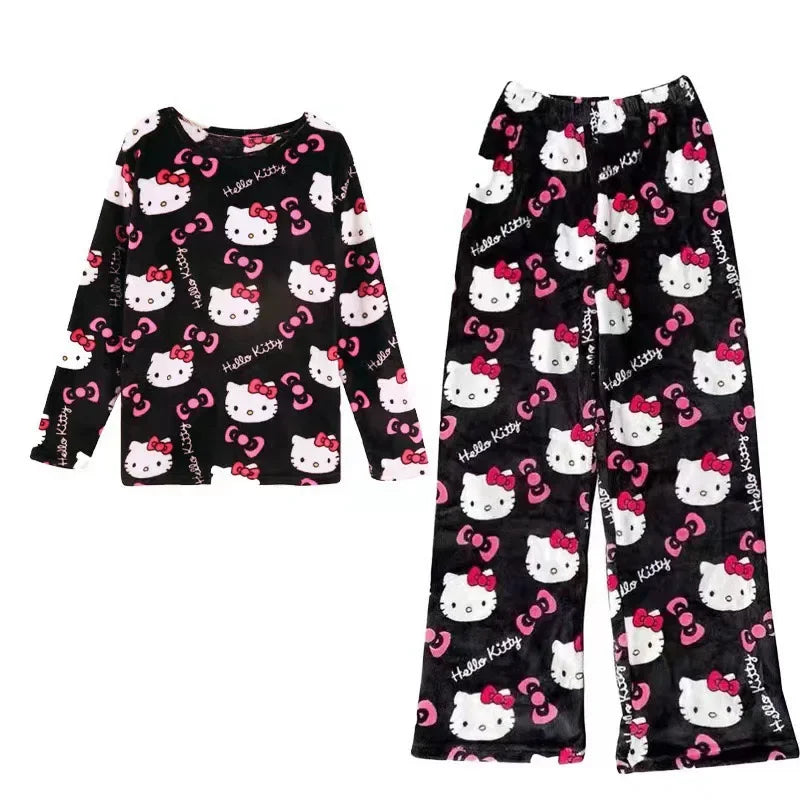 😻 Pigiama Invernale Hello Kitty - Peluche, Caldo e Kawaii, Per Notti Accoglienti!
Set completo in pile flannel, perfetto per l'inverno. Morbido e super carino! ❄️✨