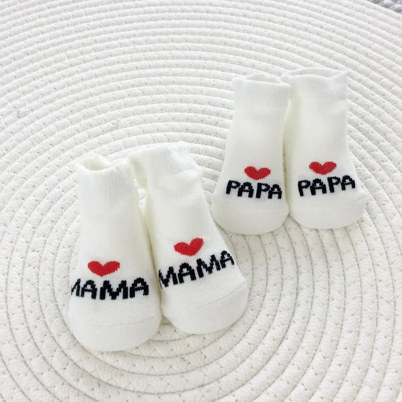 2 Paia di Calzini Neonato "MAMA & PAPA" – Regalo Perfetto per Bebè! 👶❤️