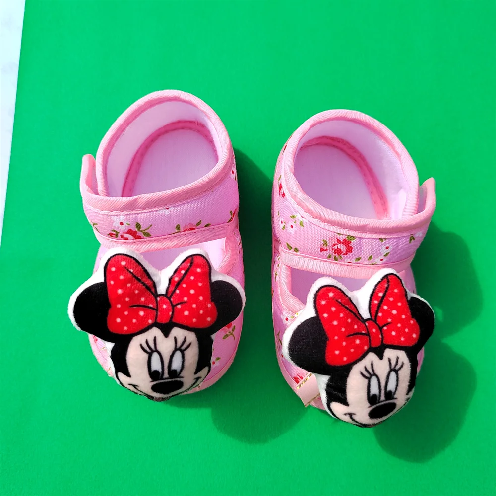 Set Neonato Minnie Mouse – Scarpe, Cappellino, Body in Cotone, Catenella Ciuccio