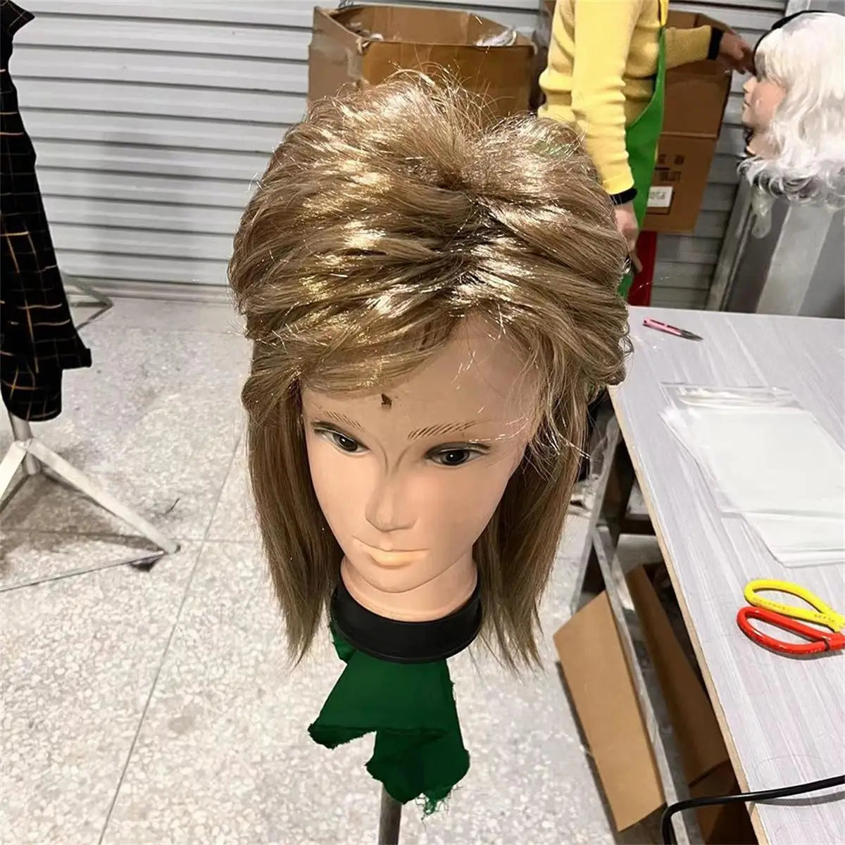 🌟 Parrucca Uomo Marrone Dorato - Stile Rock & Hippie, Per Halloween e Feste!
Look ribelle e di tendenza! Qualità premium e comfort assicurato. 🎸✨