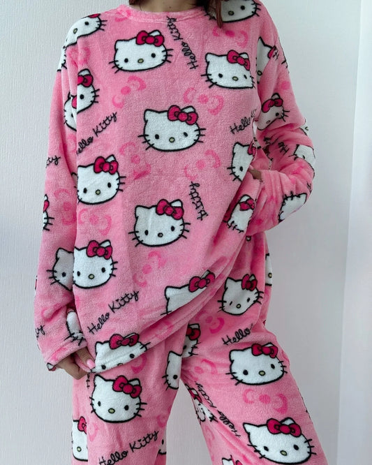 😻 Pigiama Invernale Hello Kitty - Peluche, Caldo e Kawaii, Per Notti Accoglienti!
Set completo in pile flannel, perfetto per l'inverno. Morbido e super carino! ❄️✨