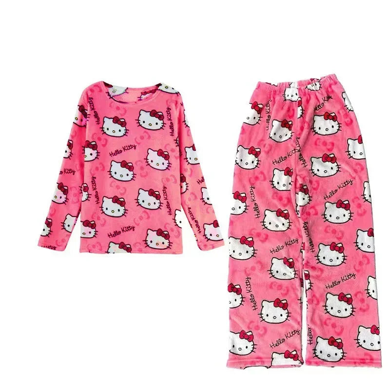 😻 Pigiama Invernale Hello Kitty - Peluche, Caldo e Kawaii, Per Notti Accoglienti!
Set completo in pile flannel, perfetto per l'inverno. Morbido e super carino! ❄️✨