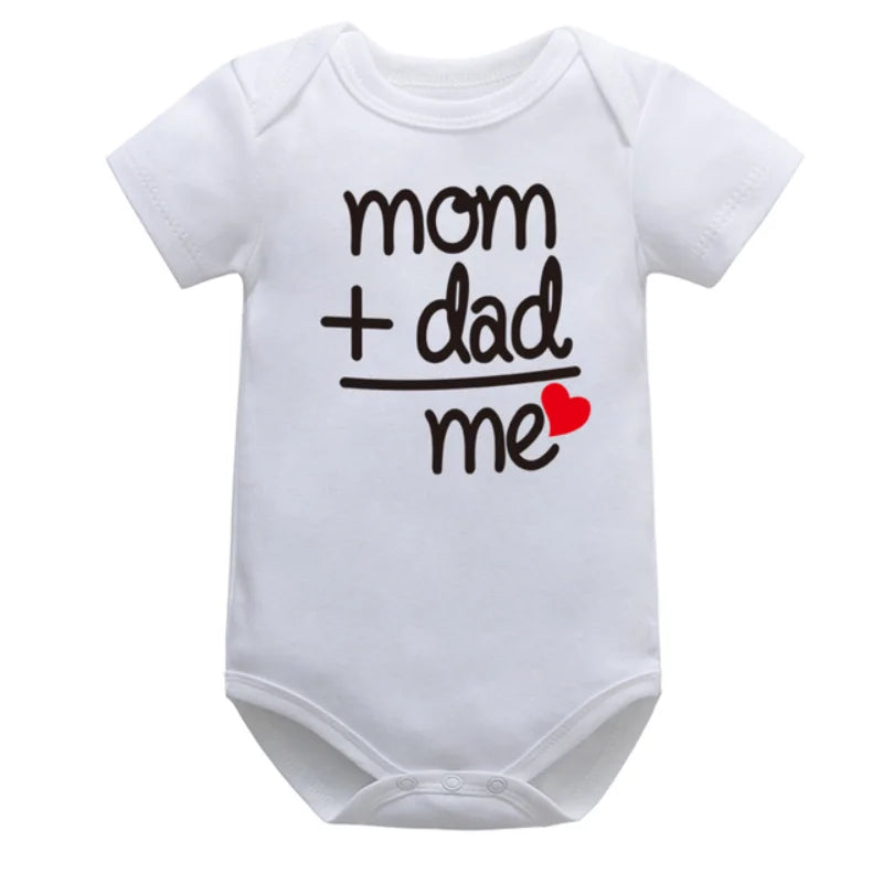 TUTINA IN COTONE "MOM+DAD=ME" - Morbida, Divertente e Piena d'Amore!