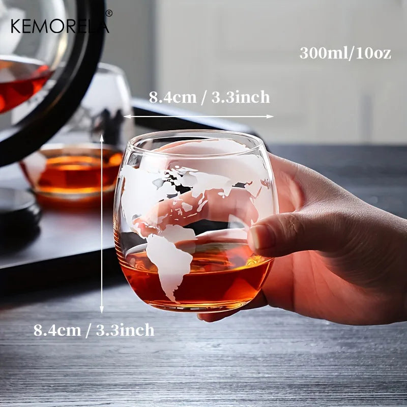Set Decanter Globo 900ml + 2 Bicchieri Whisky - Supporto Legno, Senza Piombo
