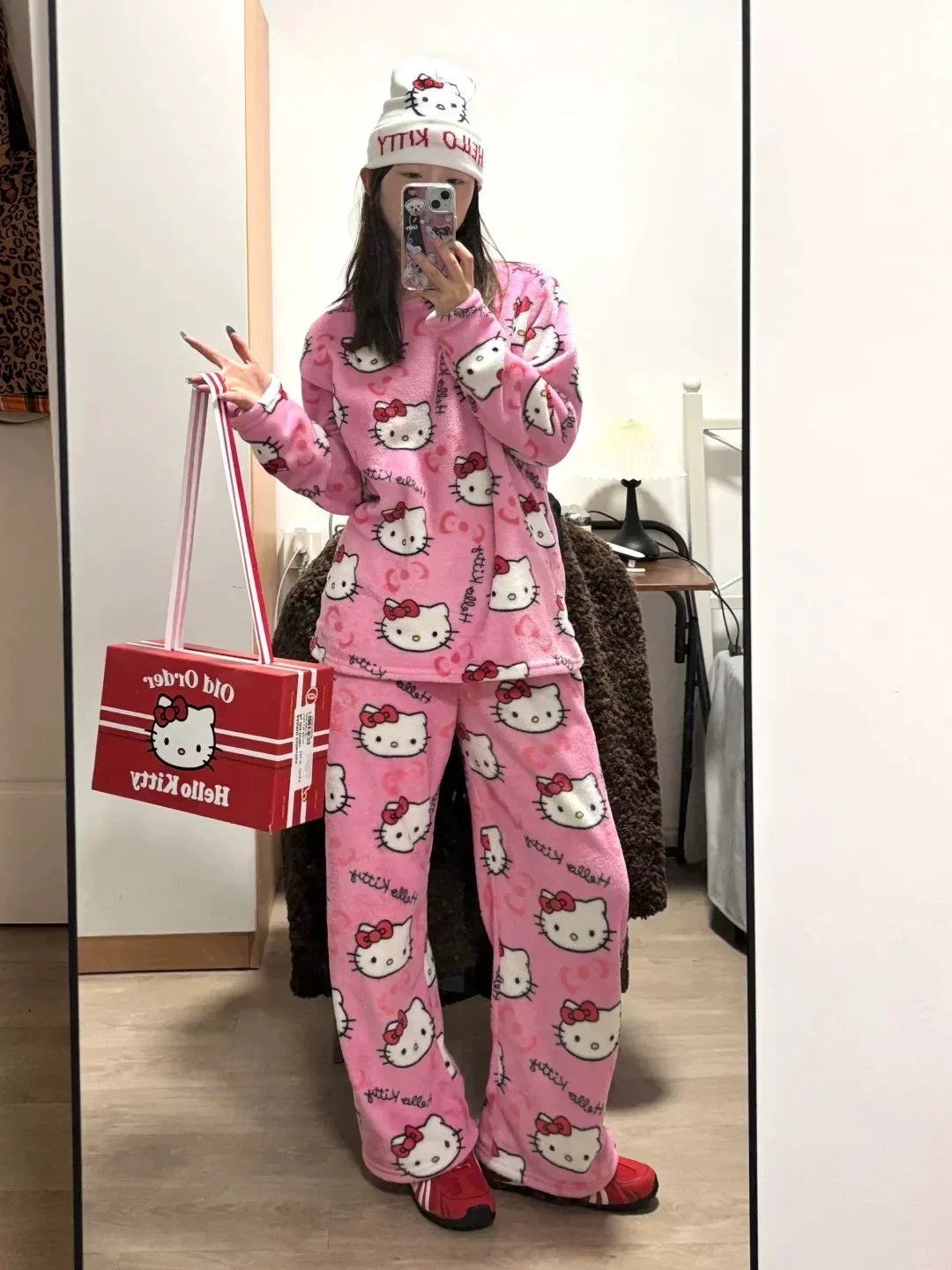 😻 Pigiama Invernale Hello Kitty - Peluche, Caldo e Kawaii, Per Notti Accoglienti!
Set completo in pile flannel, perfetto per l'inverno. Morbido e super carino! ❄️✨