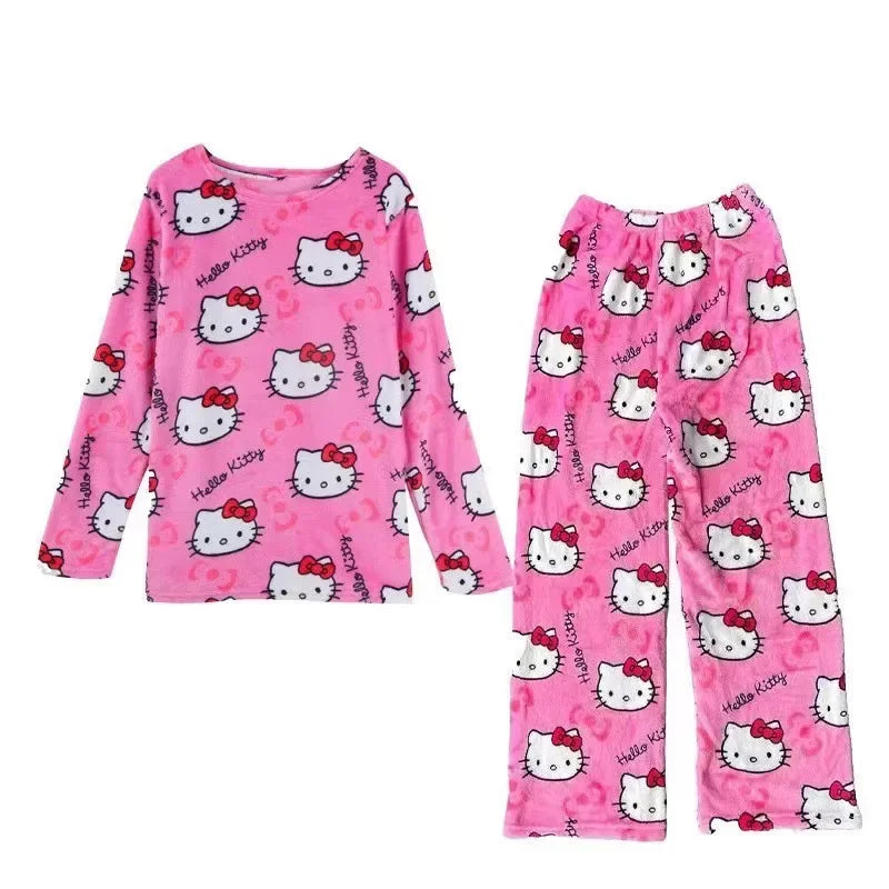 😻 Pigiama Invernale Hello Kitty - Peluche, Caldo e Kawaii, Per Notti Accoglienti!
Set completo in pile flannel, perfetto per l'inverno. Morbido e super carino! ❄️✨